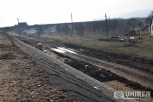 „Înotând” printre noroaie şi gropi, zeci de familii albaiuliene îşi încearcă, zilnic, norocul de a găsi o bucată de teren unde să-şi construiască propria căsuţă