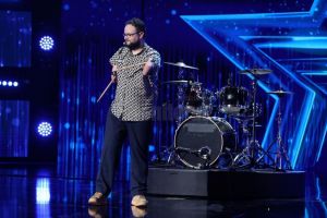 Toboşarul fără mâini, născut la Rădăuţi, unul dintre concurenţii care îşi dispută ...