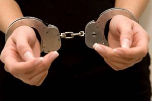 Tânăra care şi-a aruncat copilul pe jos, la Timişoara, a fost arestată preventiv