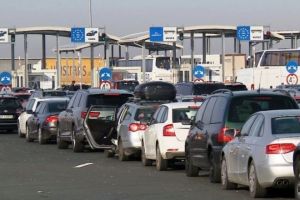 Mii de români continuă să vină în valuri în ţară: Cozi interminabile în vămi pentru a noua zi