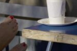 „Cine plăteşte să fie servit în farfurii de unică folosinţă?”