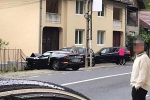 FOTO| ACCIDENT rutier la Șugag: Un Ferrari a fost avariat serios după o coliziune cu altă maşină