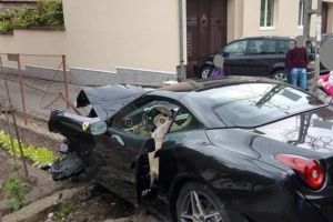 FOTO – Ferrarri făcut praf într-un accident în judeţul Alba