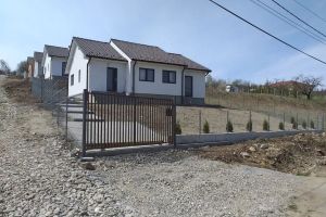 Moda caselor mari, cu etaj, a trecut. Investitorii speră să dea lovitura cu cele mici, pe un singur nivel (FOTO)