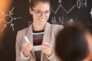 Bazată – un participiu corect (adjectivizat)