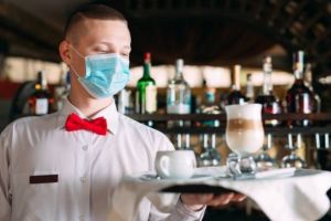 Clienţii nu trebuie să poarte mască de protecţie la masă. Vezi noile reguli pentru terase şi restaurante