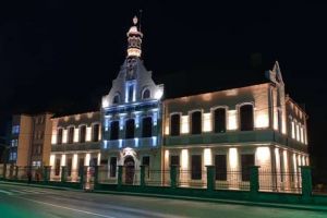 Liceul „Corneliu Medrea” din Zlatna achiziţionează table inteligente, bănci, scaune, mese de laborator şi catedre: Licitaţie de peste 35.000 de euro pentru dotări moderne