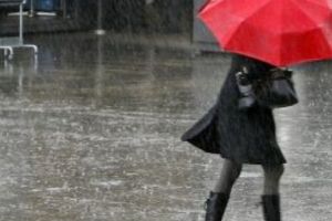 Informare: ploi însoţite de fenomene meteorologice în aproape toată ţara