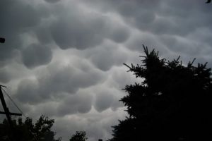 Informare de averse, descărcări electrice şi vijelii, până miercuri seară