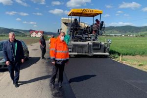 Lucrările de modernizare a drumului Mălini-Slatina au ajuns la faza de asfaltare