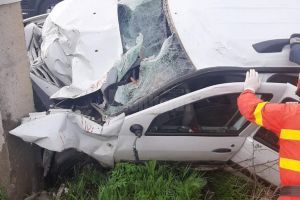 Maşina condusă de un tânăr beat şi fără permis s-a zdrobit de un stâlp: un mort şi ...