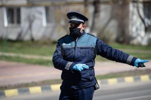 Bărbat cercetat penal după ce a fost prins circulând cu un permis de conducere falsificat