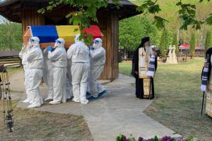 Sicriul Arhiepiscopului Pimen, purtat la înmormântare pe umerii a 6 preoţi din cadrul ...