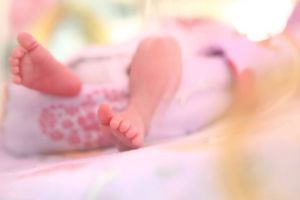 Peste 20 de zile de îngrijiri medicale pentru bebeluşul aruncat din braţe de mama lui, la Timişoara