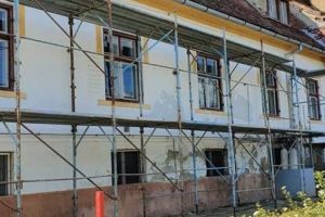 Reparaţii la faţada maternităţii din Sighişoara