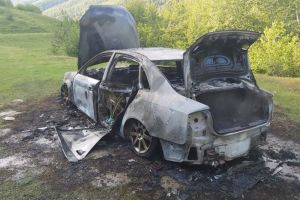 FOTO – Maşină incendiată pe Valea Moaşei după un scandal – Autorul a fost reţinut