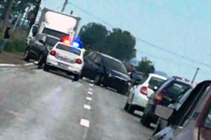 FOTO: Un bărbat de 52 de ani vinovat de producerea accidentului de duminică, în care 3 maşini au fost avariate
