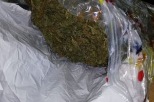 Șofer drogat şi cu substanţe interzise asupra lui, prins de poliţişti