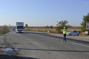Acţiune de verificare a transportatorilor de marfă şi persoane: 284 de autovehicule controlate şi 111 amenzi aplicate