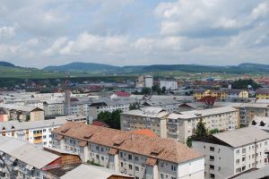 Tânăr care a spart patru apartamente din Bistriţa, reţinut de poliţişti