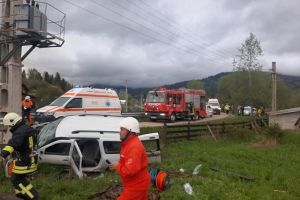 Un mort şi trei răniţi grav, bilanţul accidentului provocat de un tânăr beat şi fără permis