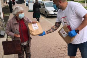 Voluntari ai Fundaţiei Umanitare Nord 2001/ Sânge pentru România au împărţit pachete cu ...
