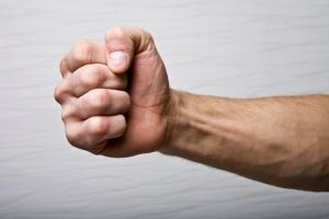 Tânăr de 21 de ani, din comuna Dăneşti, cercetat penal pentru agresarea gravă a unui consătean de 50 de ani
