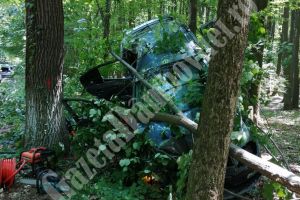CIOCĂNEȘTI: Trei persoane rănite după ce o maşină s-a izbit de copaci
