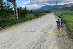 Lucrări de mântuială pe un drum important din Turnu Roşu – Locuitorii comunei sunt scandalizaţi