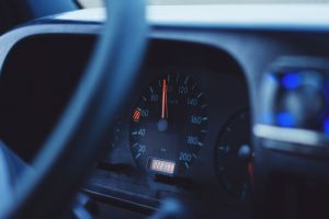 INCONȘTIENT! Un bărbat i-a dat unei MINORE DE 14 ANI să-i conducă maşina pe un DRUM JUDEȚEAN