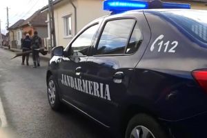 Petrecăreţi din Aiud întrerupţi de jandarmi: Un tânăr de 20 de ani amendat cu 1.500 de lei după ce împreună cu mai mulţi prieteni şi-a deranjat vecinii, prin strigăte şi larmă