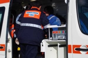 Un şofer care nu a oprit la Stop s-a ciocnit cu o şoferiţă care depăşea o coloană de maşini, la Dumbrăviţa
