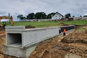 VIDEO FOTO: Continuă lucrările la autostrada Sibiu – Boiţa – Drumarii au muncit şi pe ploaie