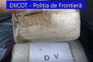 Aproximativ 50 kg heroina descoperite ascunse in cabina unui camion la Punctul de Trecere a Frontierei Calafat (galerie foto)  