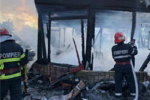 Incendiu la o pensiune in judetul Tulcea. Pompierii intervin. Pericol de propagare si la alte proprietati (galerie foto) 