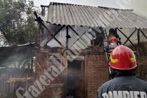 DRAGOMIREȘTI: O gospodărie lovită de trăsnet a luat foc