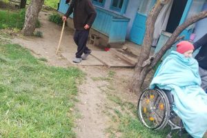 Drama a doi bătrâni din Botoşani. Amândoi sunt neputincioşi şi bolnavi şi au nevoie de ajutor