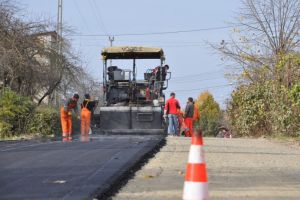 Noi ASFALTĂRI pe drumurile din judeţ. Unde vor avea loc lucrări