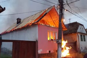 Locuinţa distrusă de flăcări la Boian din cauza unui scurtcircuit electric