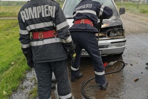 FOTO Maşină cuprinsă de flăcări la Botoşani. Pompierii au intervenit de urgenţă