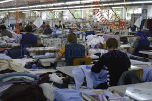 Fabrică de confecţii din Botoşani închisă din cauza COVID. Aproape 300 de salariaţi trimişi în izolare