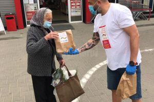 Voluntari ai Fundaţiei Umanitare Nord 2001/ Sânge pentru România au împărţit pachete cu ...
