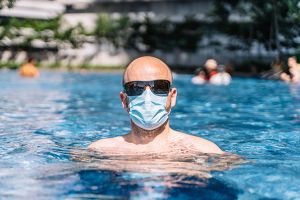 Ne putem INFECTA sau NU cu COVID-19 în piscină sau la mare? Ce spun specialiştii