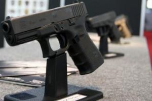 Perchezitii in Ploiesti la persoane care au vandut ILEGAL arme si detectoare de metale