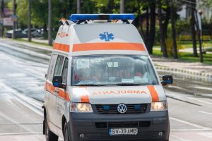 O adolescentă a fost rănită după un accident între o bicicletă şi un moped