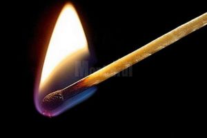 Doi copii au provocat un incendiu într-o maşină în care au aprins o candelă
