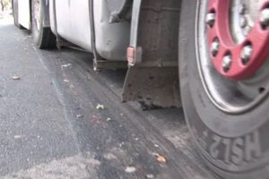 Doi harghiteni de toată isprava! Beţi, au demontat plăcuţele de înmatriculare după ce şoferul a acrosat un TIR