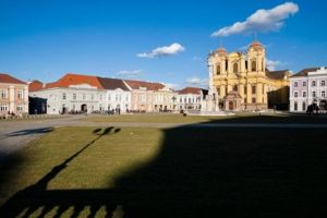 Bani din bugetul local pentru iluminarea clădirilor private renovate din Piaţa Unirii. E un premiu de la primărie