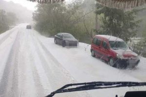 FOTO, VIDEO ȘTIREA TA| Covor de grindină pe şoseaua dintre Livezile şi Poiana Aiudului. Bucăţile de gheaţă au acoperit pământul după o ploaie torenţială
