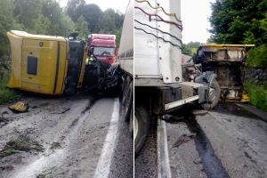 FOTO| ACCIDENT rutier provocat de un şofer din ALBA pe DN 68A: S-a răsturnat cu TIR-ul şi a blocat ambele sensuri de mers